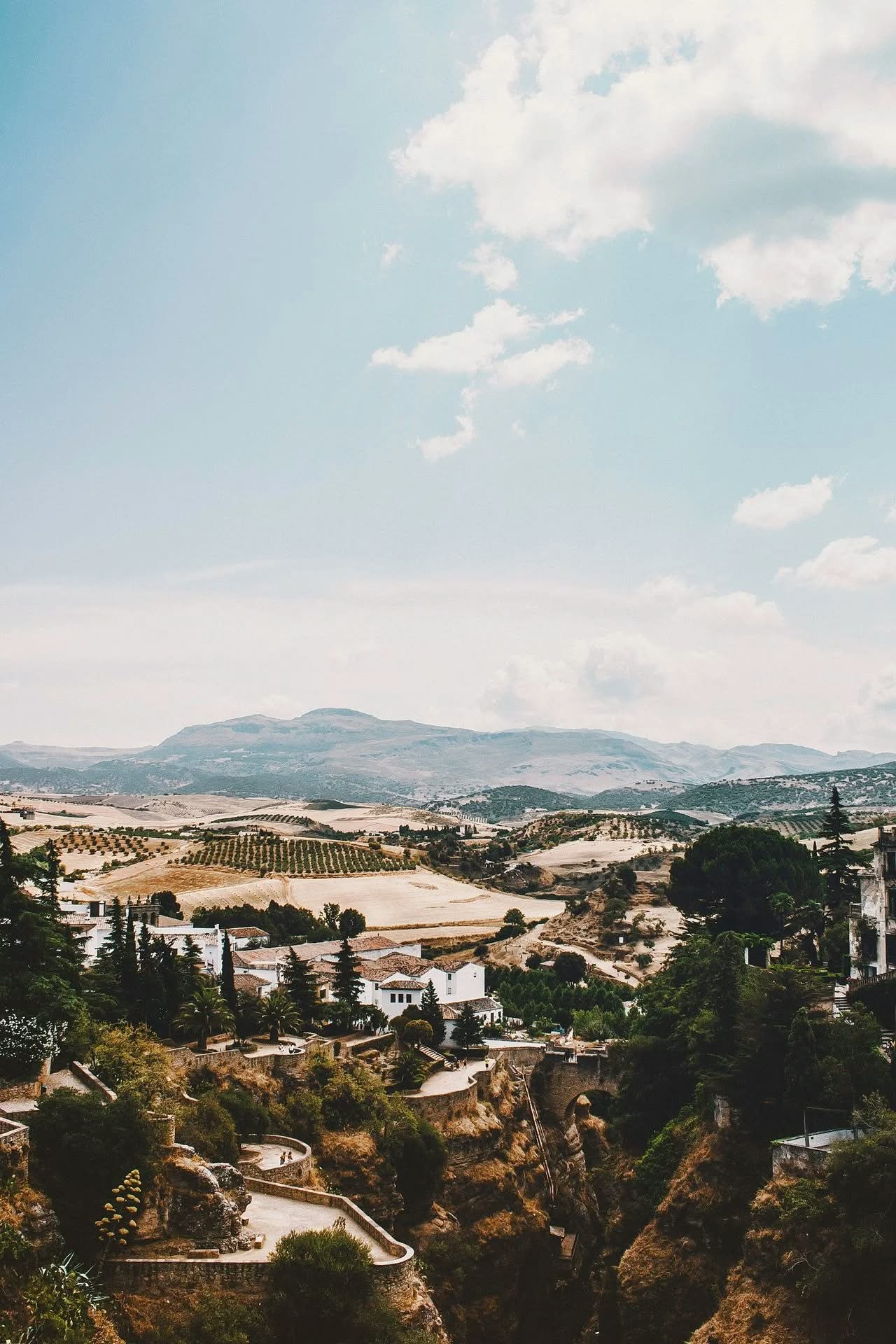 Ronda et ses gorges du Tajo, maisons blanches perchées au-dessus de la campagne andalouse — collection Escapade