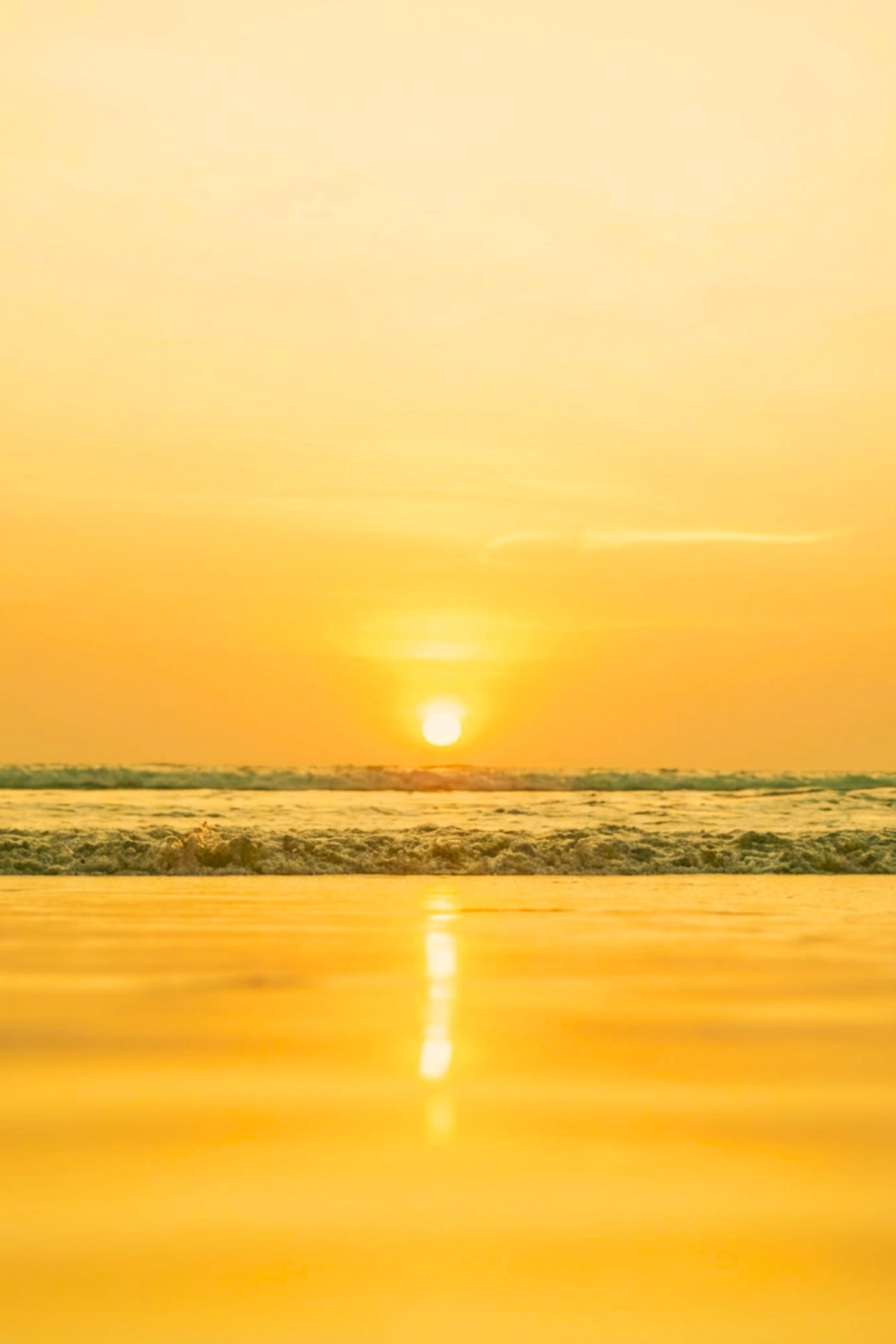 Lever de soleil doré sur la Méditerranée depuis une plage de la Costa del Sol — collection Horizon