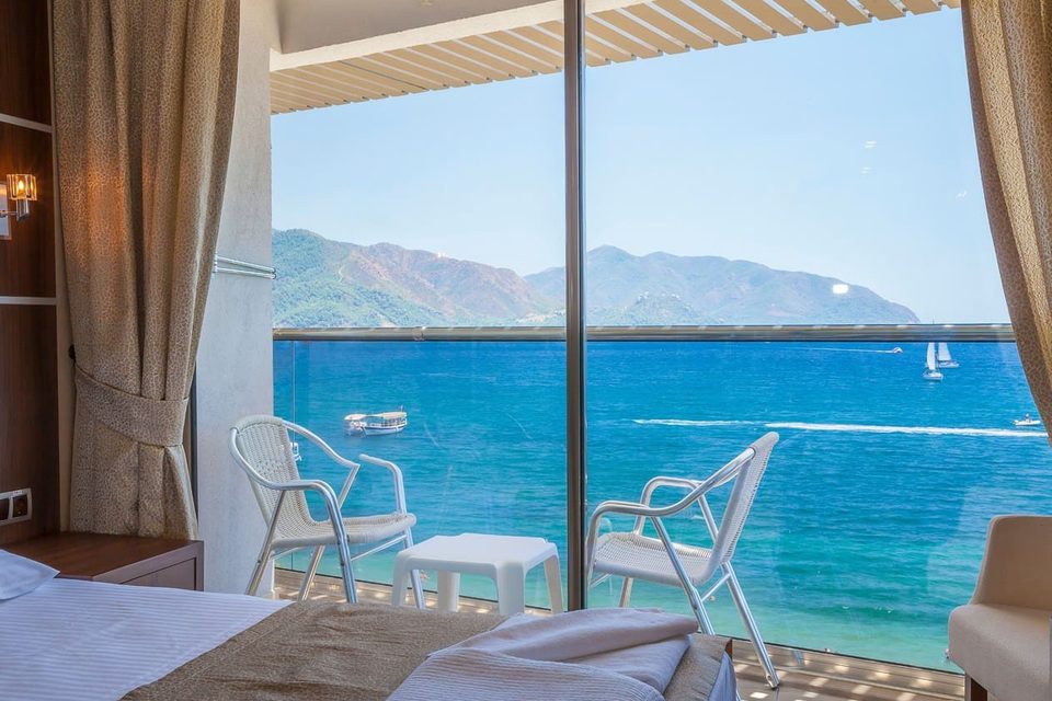 Chambre avec terrasse ouverte sur la mer et les montagnes de la Costa del Sol
