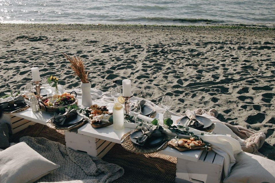 Table de pique-nique dressée sur une plage de la Costa del Sol, face à la mer