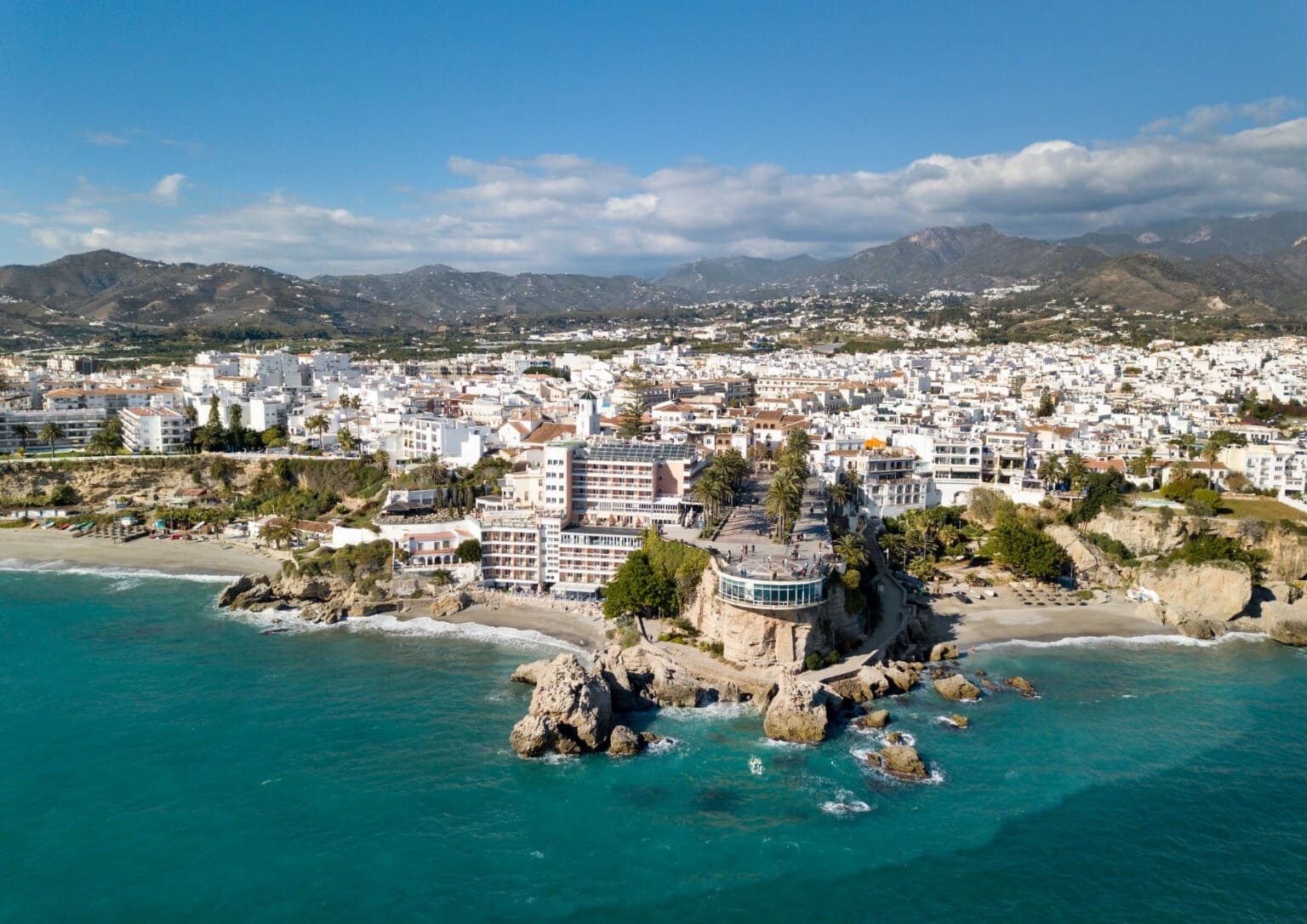 Vue aérienne de Nerja et du Balcón de Europa, entre plages et montagnes