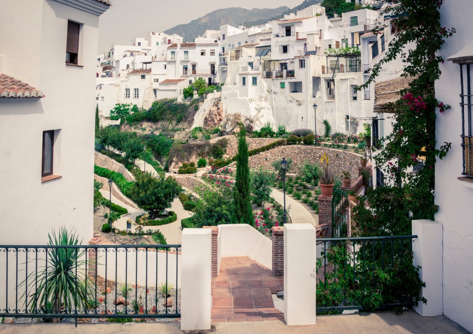 Ruelles et maisons blanches de Frigiliana, village de l’Axarquía adossé à la montagne