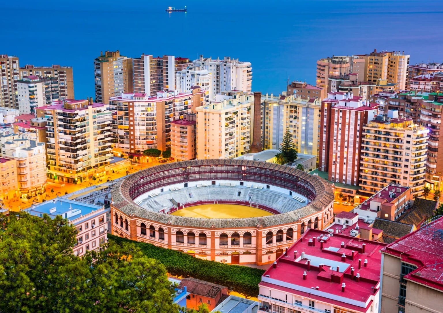 Málaga à la tombée du jour : les arènes de La Malagueta et le front de mer