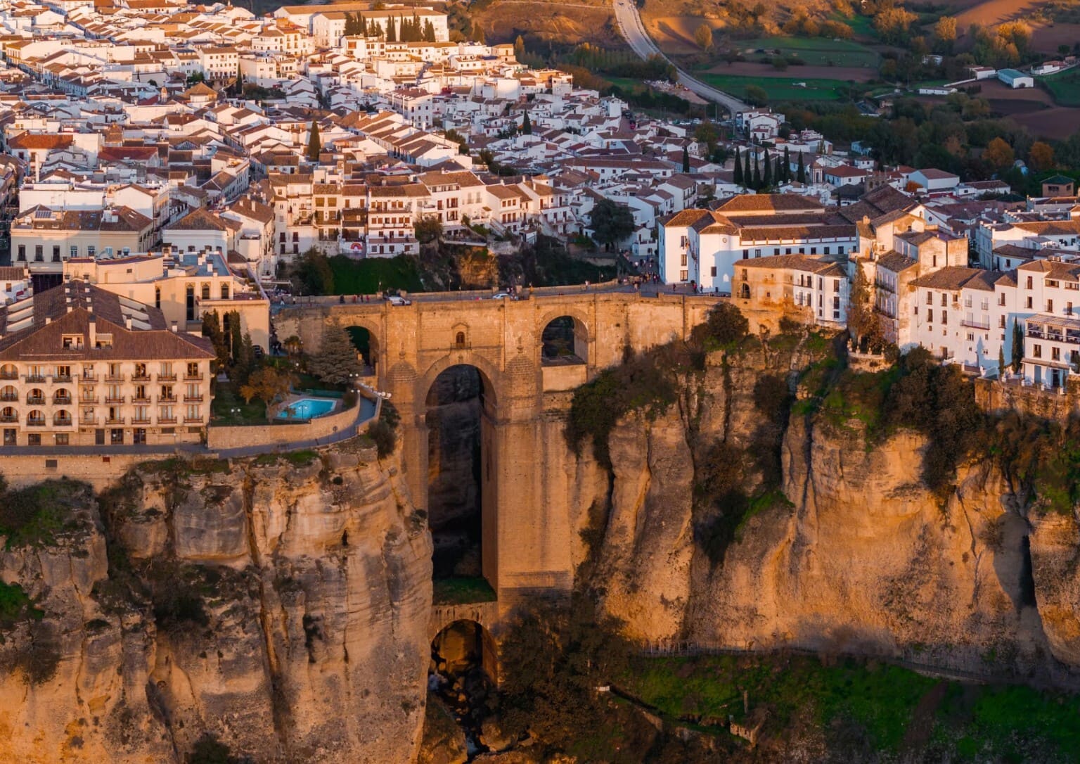 Ronda et le Puente Nuevo au-dessus des gorges du Tajo, au coucher du soleil