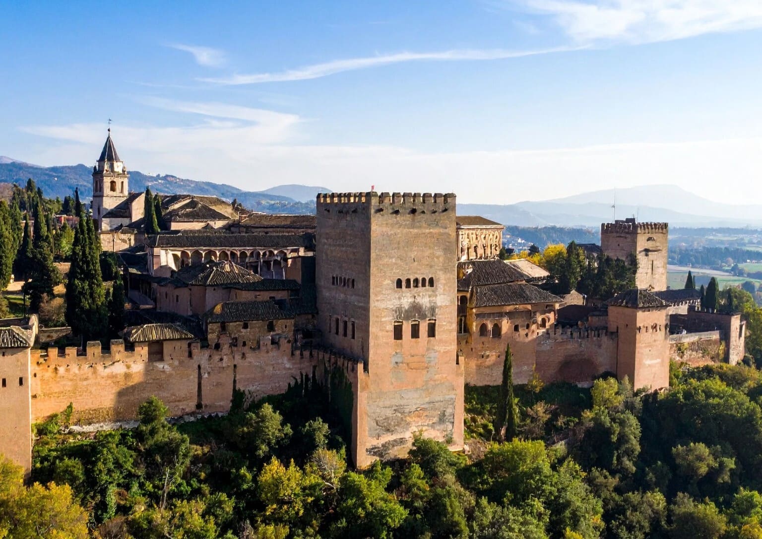 L’Alhambra de Grenade, ses tours et ses remparts devant la Sierra Nevada