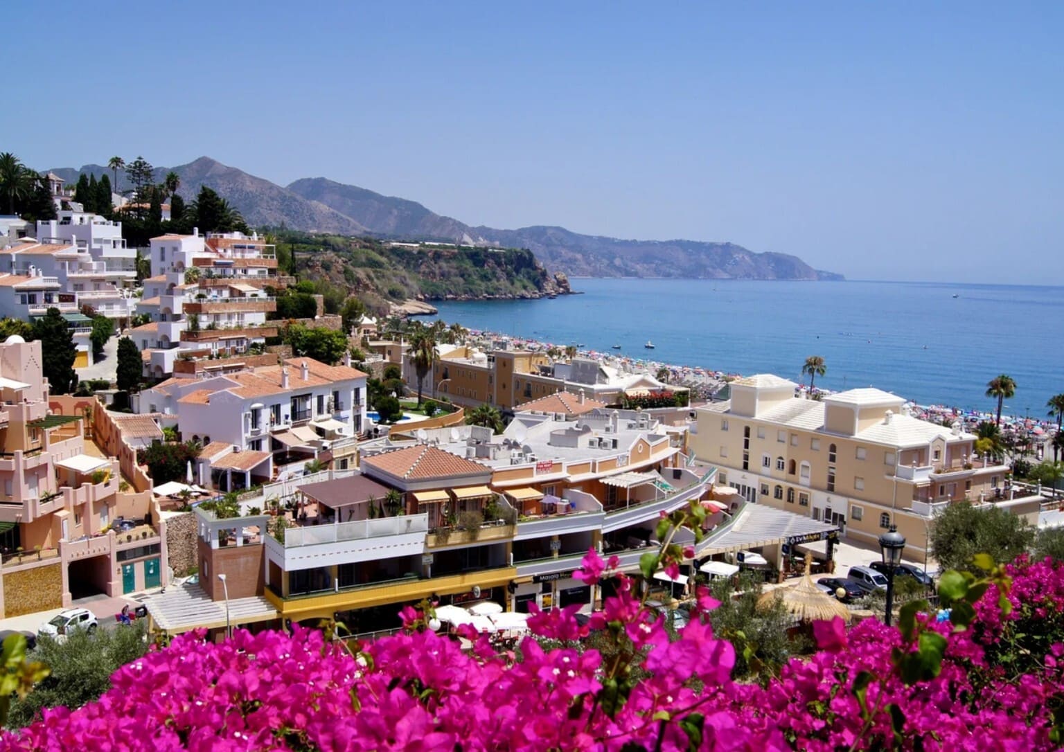 Marbella : bougainvilliers, maisons blanches et baie face à la Méditerranée