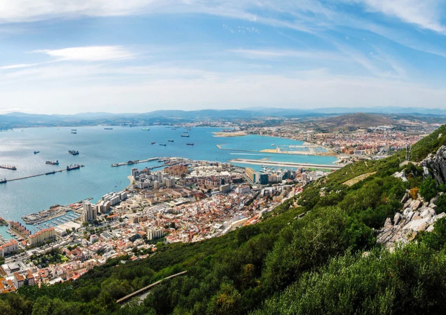 La baie et la ville de Gibraltar vues depuis le Rocher