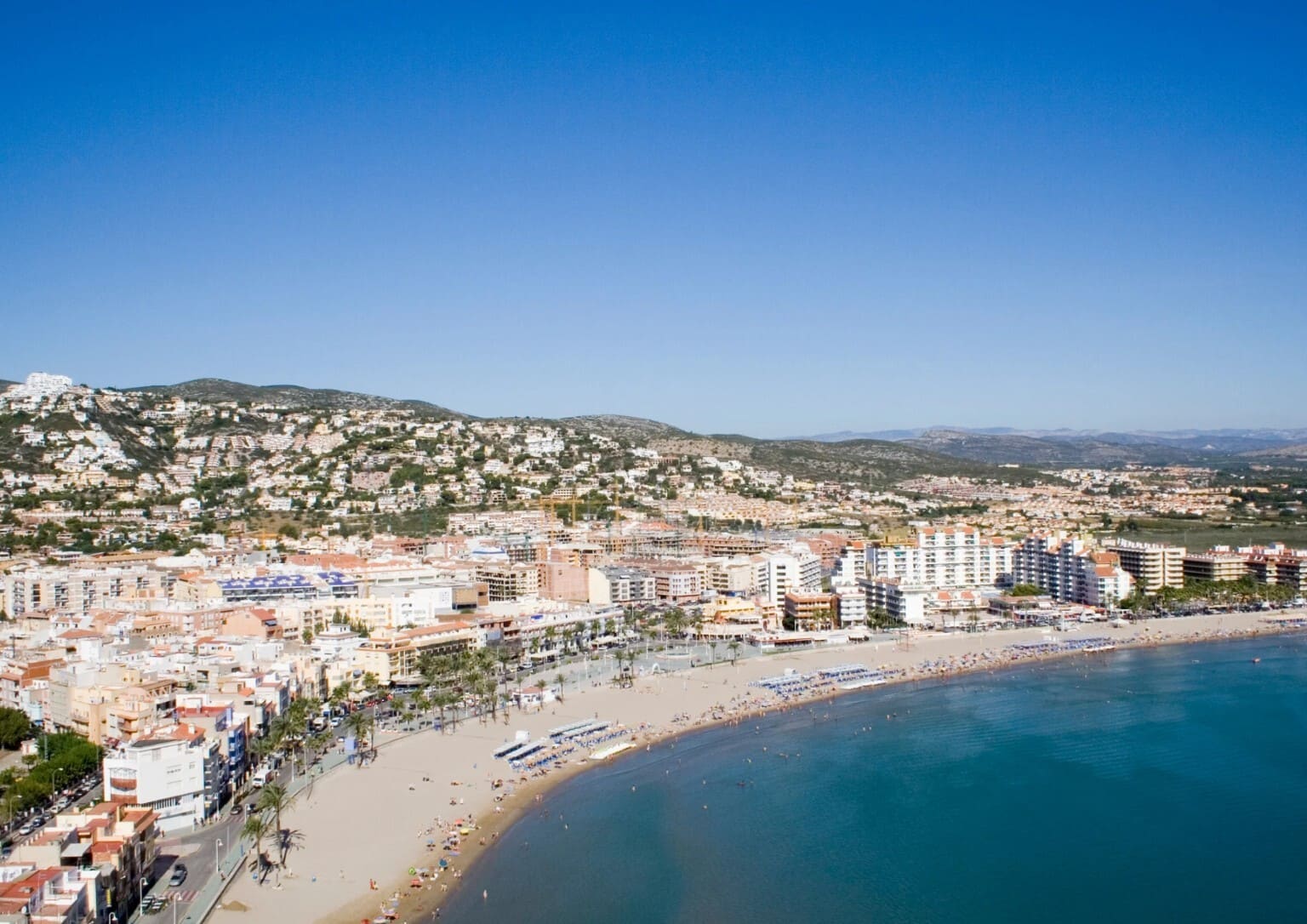 Vue aérienne de la plage et du front de mer d’Almuñécar, sur la Costa Tropical